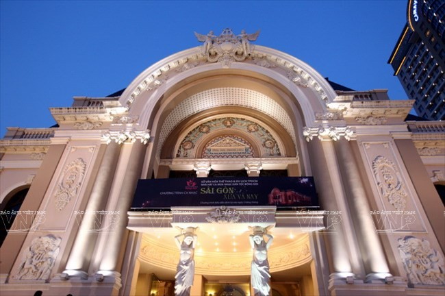 Municipal Theater in Ho Chi Minh City - ảnh 3